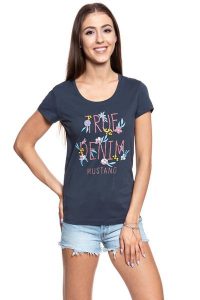 MUSTANG T SHIRT DAMSKI Alexia C Print 1009728 4085. T-shirty Mustang, s, bez wzorów, bez kołnierzyka, bez ramiączek. W wyprzedaży za 39,99 zł.