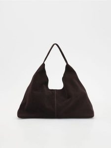 Zamszowa torebka shopper z saszetką - ciemnobrązowy. Brązowe nerki i saszetki Reserved, bez wzorów, ze skóry. Za 399,99 zł.