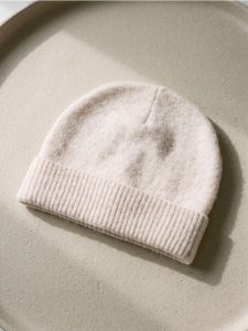 Czapka beanie basic z domieszką wełny - kremowy. Białe czapki Sinsay, bez wzorów, z wełny. Za 19,99 zł.