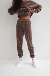 Spodnie typu jogger wykonane z weluru w kolorze DEEP TAUPE - DISPLAY VELVET-XL. Brązowe spodnie z wysokim stanem Marsala, bez wzorów, z bawełny, z podwyższonym stanem. W wyprzedaży za 67,96 zł.