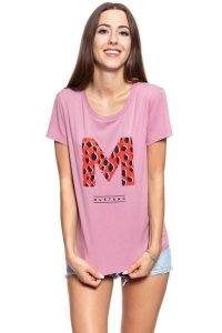 MUSTANG T SHIRT DAMSKI Alina C Print Lilas 1009028 8148. Czerwone t-shirty Mustang, s, bez wzorów, bez kołnierzyka, bez ramiączek. W wyprzedaży za 39,99 zł.