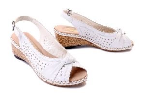 RIEKER 66176-81 white, sandały damskie. Białe sandały Rieker, w ażurowe wzory, bez obcasa, na koturnie, bez zapięcia. Za 271,92 zł.