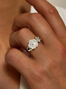 Les Petites Précieuses Pozłacany pierścionek z cyrkoniami i masą perłową rozmiar: 52. Białe pierścionki Les Petites Précieuses, z cyrkonią, pozłacane. Za 214,19 zł.