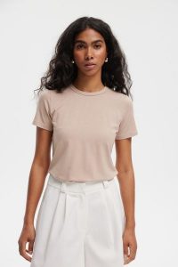 T-SHIRT NINA TAUPE M - Flawless. T-shirty Flawless, m, bez wzorów, z materiału, bez kołnierzyka, bez ramiączek. Za 229,00 zł.