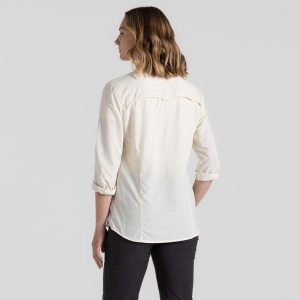 Koszula przeciw komarom damska Craghoppers NosiLife Adventure LS Shirt III. Białe koszule Craghoppers, bez wzorów, bez kołnierzyka, bez ramiączek. Za 323,99 zł.