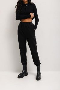 Spodnie dresowe w kolorze TOTALLY BLACK - JOLLY-XS. Czarne spodnie dresowe Marsala, s, bez wzorów, z bawełny. Za 249,90 zł.