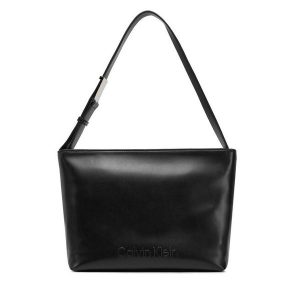 Torebka Calvin Klein. Czarne torebki klasyczne Calvin Klein, bez wzorów, bez dodatków. Za 349,99 zł.