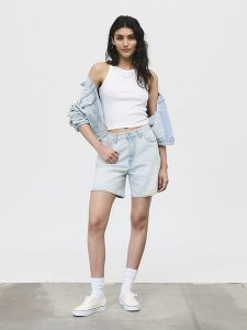 Levi's Bermudy dżinsowe w kolorze błękitnym rozmiar: W27. Niebieskie szorty Levi's®, z aplikacjami, ze skóry, klasyczne, z podwyższonym stanem. Za 119,95 zł.