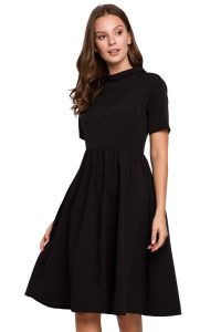 Elegancka rozkloszowana sukienka z wywiniętą stójką czarna. Czarne sukienki Sukienki.shop, do pracy, m, bez wzorów, biznesowe, bez kołnierzyka, bez ramiączek, rozkloszowane. Za 339,00 zł.