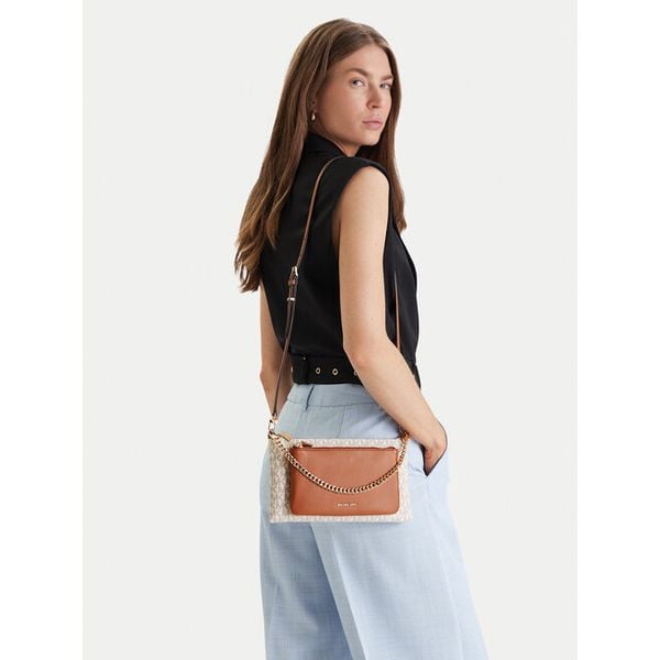 Torebka MICHAEL Michael Kors. Białe listonoszki MICHAEL Michael Kors, bez wzorów, bez dodatków. Za 576,99 zł.