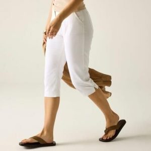 Damskie spodnie Bayletta Capri. Białe szorty Regatta, bez wzorów, z bawełny, sportowe. W wyprzedaży za 252,50 zł.