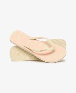 Superdry Klapki Core Logo z gumy – RICE WHITE/CORAL. Białe klapki Superdry, bez wzorów, bez obcasa. Za 134,00 zł.