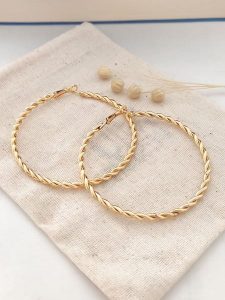 Atelier MIU Pozłacane kolczyki-kreole rozmiar: onesize. Żółte kolczyki Atelier MIU, pozłacane. Za 70,24 zł.
