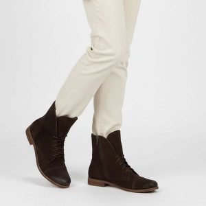 Botki damskie Armodo, skórzane za kostkę na płaskim obcasie i zapinane na zamek, czekolada, 4600. Brązowe botki Armodo, na jesień, bez wzorów, z weluru, za kostkę, bez obcasa, na płaskiej podeszwie, bez zapięcia. Za 356,99 zł.