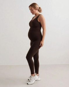 Damskie legginsy ciążowe, z wysokim stanem, squat proof Sense czekoladowe. Brązowe legginsy AIM'N, bez wzorów, z elastanu, z podwyższonym stanem, długie. Za 301,00 zł.