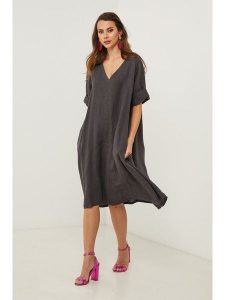 Fleur de Lin Sukienka w kolorze antracytowym rozmiar: L. Czarne sukienki Fleur de Lin, l, bez wzorów, ze lnu, bez kołnierzyka, bez ramiączek, midi. Za 204,95 zł.