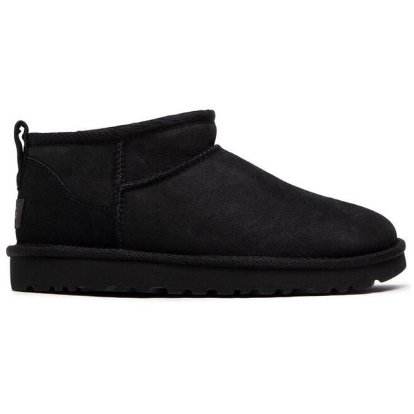 Śniegowce Ugg. Czarne buty zimowe Ugg, bez obcasa, bez zapięcia. Za 659,99 zł.
