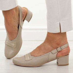 Beżowe skórzane Polskie czółenka damskie Góral 2000. Brązowe czółenka Góral, w ażurowe wzory, z materiału, z okrągłym noskiem, bez obcasa, na obcasie, bez zapięcia. W wyprzedaży za 359,10 zł.