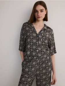 Wzorzysta koszula z wiskozy - czarny. Czarne koszule Reserved, l, bez wzorów, z wiskozy, bez kołnierzyka, bez ramiączek. W wyprzedaży za 29,99 zł.