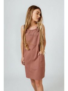 SKFK Sukienka "Pinafore" w kolorze szaroróżowym rozmiar: M. Różowe sukienki SKFK, na co dzień, m, bez wzorów, bez kołnierzyka, bez ramiączek, mini, proste. Za 86,99 zł.