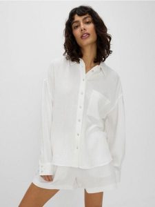 Koszula z bawełnianego muślinu - biały. Białe koszule Reserved, l, bez wzorów, z bawełny, bez kołnierzyka, bez ramiączek. W wyprzedaży za 99,99 zł.