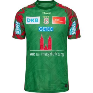 Koszulka domowa FC Magdeburg 2025/26. Zielone bluzki Hummel, bez wzorów, sportowe, bez kołnierzyka, bez ramiączek. Za 380,50 zł.