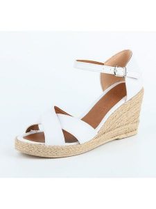 London & London Sandały w kolorze biało-beżowym na koturnie rozmiar: 39. Białe sandały London & London, bez wzorów, z otwartym noskiem, bez obcasa, na koturnie, bez zapięcia. Za 74,46 zł.