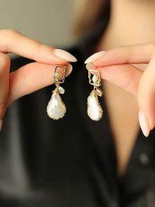 Pierres delicates Pozłacane kolczyki-wkrętki z masą perłową i cyrkoniami rozmiar: onesize. Białe kolczyki Pierres delicates, z cyrkonią, pozłacane. Za 52,99 zł.