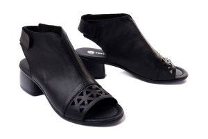 RIEKER REMONTE R8772-00 black, sandały damskie. Czarne sandały Rieker Remonte, bez wzorów, ze skóry, bez obcasa, na obcasie, bez zapięcia. Za 303,92 zł.