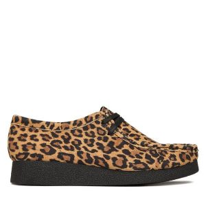 Półbuty Clarks. Brązowe półbuty Clarks, bez wzorów, bez obcasa, na płaskiej podeszwie, bez zapięcia. Za 419,99 zł.