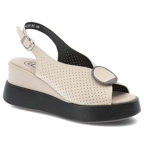 Sandały damskie Filippo, skórzane na platformie z ozdobą ze sprzączką, beżowe, DS6074-25-BE. Brązowe sandały Filippo, z aplikacjami, bez obcasa, na koturnie, bez zapięcia. Za 170,90 zł.