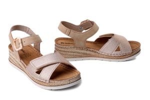 Inblu RV-17 054 platynowy, sandały damskie. Brązowe sandały Inblu, bez wzorów, bez obcasa, na koturnie, bez zapięcia. Za 107,90 zł.