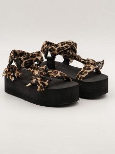 Bellucci Sandały w kolorze jasnobrązowo-czarnym rozmiar: 38. Brązowe sandały Bellucci, bez wzorów, z otwartym noskiem, bez obcasa, na platformie, bez zapięcia. Za 82,99 zł.