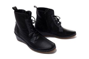 MANITU 962314-01 schwarz, trzewiki damskie. Czarne botki Manitu, na zimę, bez wzorów, ze skóry, bez obcasa, bez zapięcia. Za 349,90 zł.