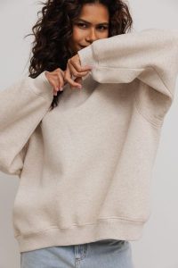 Bluza damska o prostym kroju w kolorze LATTE MELANGE - OHIO-UNI. Brązowe bluzy Marsala, m, bez wzorów, z bawełny, bez kaptura. Za 349,90 zł.