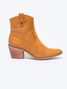 Botki damskie brązowe MM274079 802. Brązowe botki Big Star, bez wzorów, z jeansu, bez obcasa, na obcasie, bez zapięcia. W wyprzedaży za 119,99 zł.