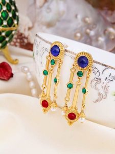 L'Atelier de Gaia Pozłacane kolczyki z kryształami i perłami rozmiar: onesize. Białe kolczyki L'Atelier de Gaia, z kryształem, pozłacane. Za 60,99 zł.