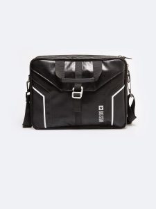 Torba na laptopa unisex z logo BIG STAR czarna GG574105 906. Czarne torby podróżne i sportowe Big Star, bez wzorów, na ramię, bez dodatków. Za 219,99 zł.