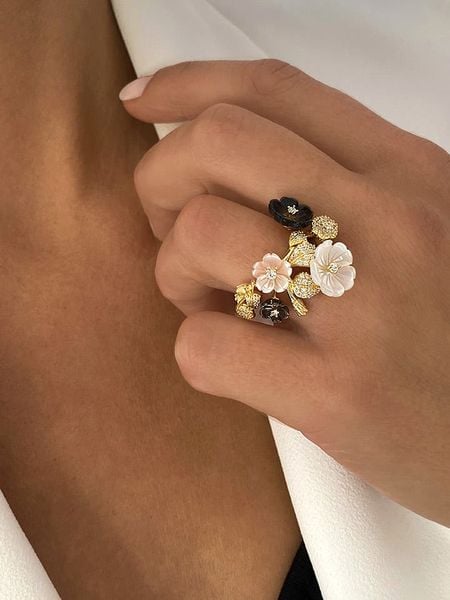 Les Petites Précieuses Pozłacany pierścionek z masą perłową i cyrkoniami rozmiar: 54. Białe pierścionki Les Petites Précieuses, z cyrkonią, pozłacane. Za 263,53 zł.