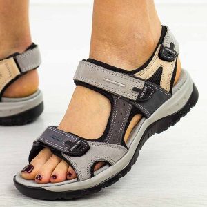 Szare 3 skórzane sandały damskie T.Sokolski 665. Szare sandały Sokolski, bez wzorów, z jeansu, bez obcasa, na płaskiej podeszwie, bez zapięcia. Za 199,00 zł.