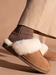 Gooce Wełniane kapcie "Wispper" w kolorze beżowym rozmiar: 36. Brązowe kapcie Gooce, bez wzorów, z wełny. Za 208,99 zł.