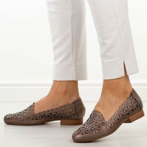 Brązowe ażurowe półbuty damskie Jezzi Asa222-15. Brązowe półbuty Jezzi, na jesień, w ażurowe wzory, ze skóry, bez obcasa, na płaskiej podeszwie, bez zapięcia. W wyprzedaży za 188,10 zł.