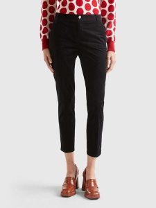 Benetton Spodnie chino w kolorze czarnym rozmiar: 34. Czarne chinosy Benetton, bez wzorów. Za 125,45 zł.