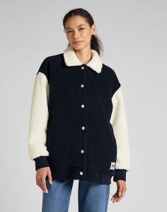 LEE ELONGATED VARSITY JACKET DAMSKA KURTKA PRZEJŚCIOWA SHERPA NAVY L55IEX35 112320682. Niebieskie kurtki Lee, l, bez wzorów, bez kaptura. Za 249,99 zł.