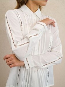 Wiskozowa koszula regular fit z ażurowymi wstawkami - kremowy. Białe koszule Sinsay, l, w ażurowe wzory, z wiskozy, bez kołnierzyka, bez ramiączek. Za 49,99 zł.