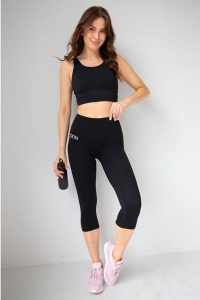Legginsy krótkie damskie czarne RUNNING 2skin. Czarne legginsy 2SkIN, bez wzorów, z materiału, z podwyższonym stanem, krótkie. Za 169,00 zł.