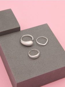 Pierścionek 3 pack - srebrny. Szare pierścionki Sinsay, srebrne. Za 6,99 zł.