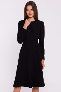 Elegancka sukienka rozkloszowana z paskiem czarna. Czarne sukienki Stylove, xxl, bez wzorów, eleganckie, bez kołnierzyka, bez ramiączek, rozkloszowane. Za 269,00 zł.