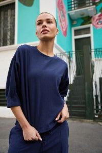 Bluza z krótkimi rękawami granatowa. Bluzy MOODO, xl, bez wzorów, bez kaptura. Za 99,99 zł.