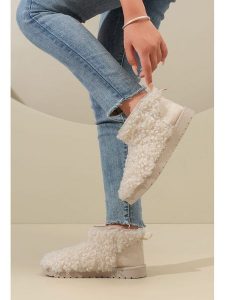 C'M Botki zimowe w kolorze beżowym rozmiar: 38. Brązowe botki C'M, na zimę, bez wzorów, bez obcasa, bez zapięcia. Za 108,99 zł.